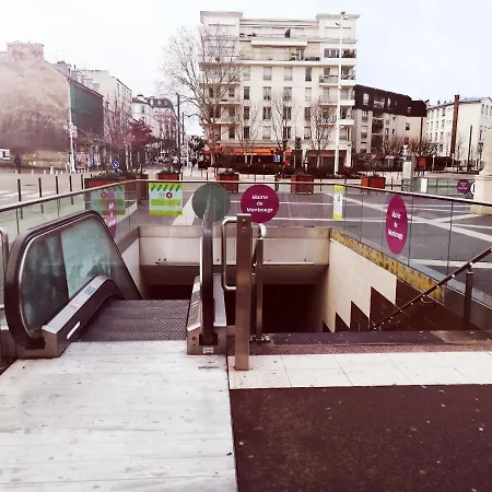 Situe Dans Un Quartier Calme Et Residentiel A A Seulement 2 Minutes Du Metro דירה *